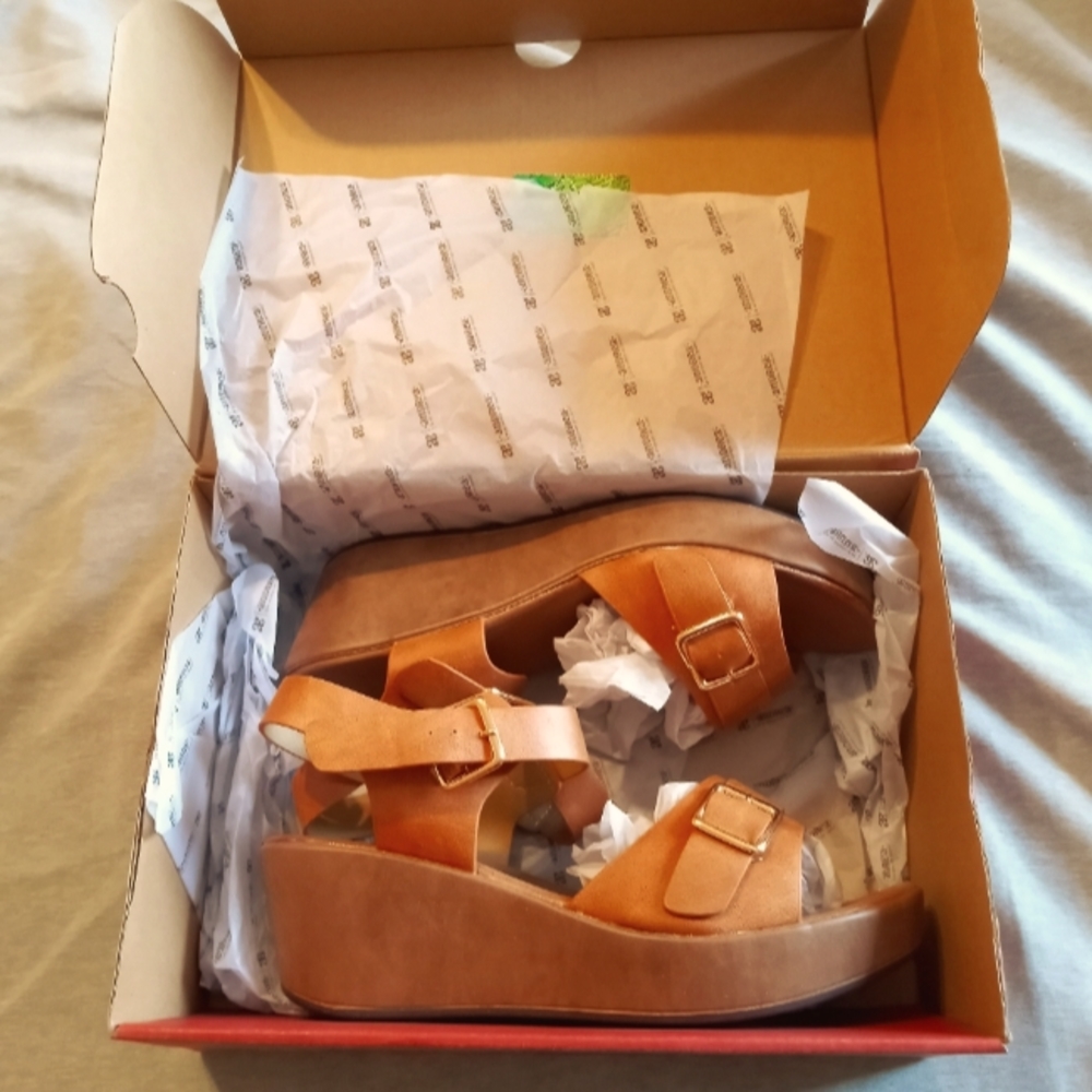 Sandals nude tones size 9 New in Box